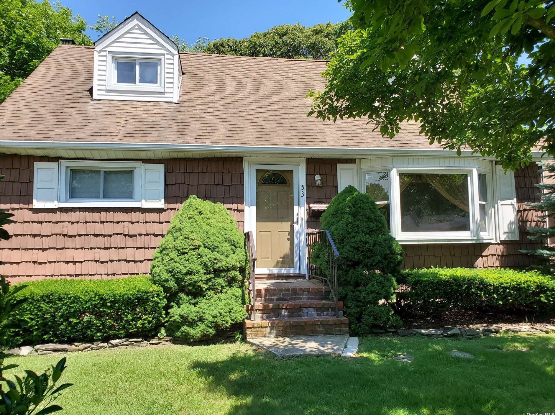 53 Center St, Hauppauge, NY 11779-4555