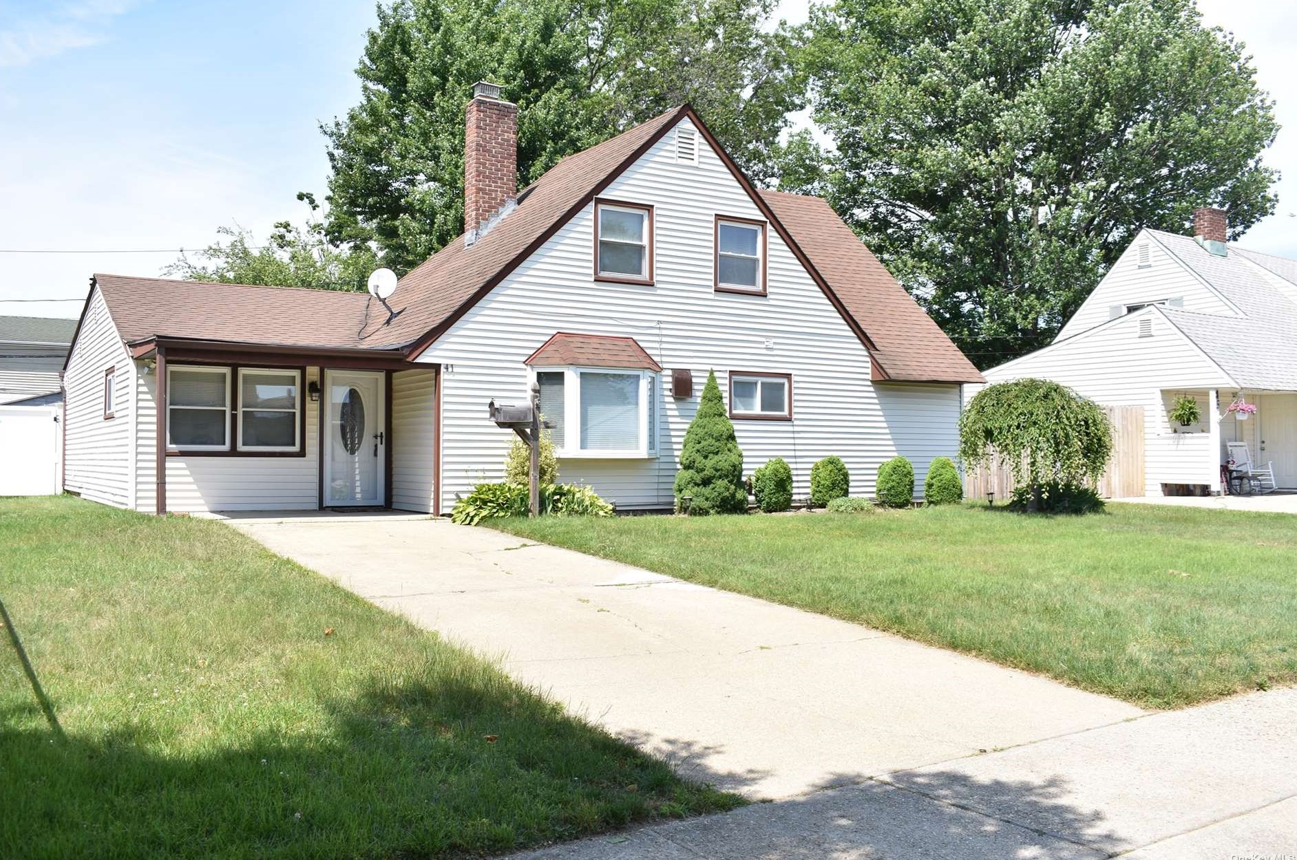 41 Pewter Ln, Hicksville, NY 11801