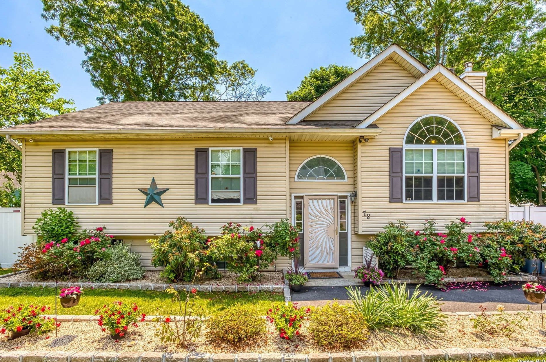 72 Clinton Ave, Manor Park, NY 11950-3115