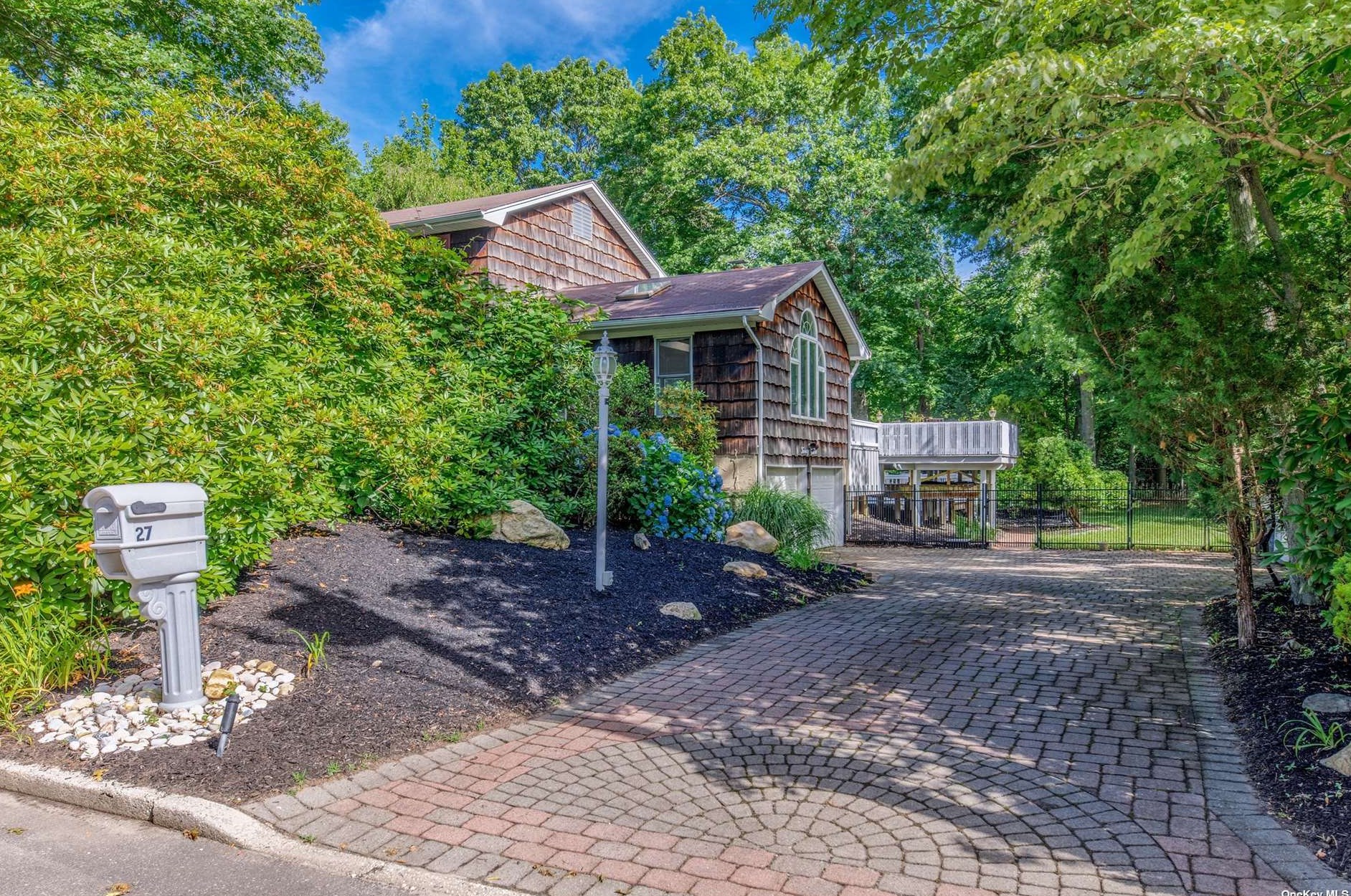 27 Cornwallis Rd, Strongs Neck, NY 11733