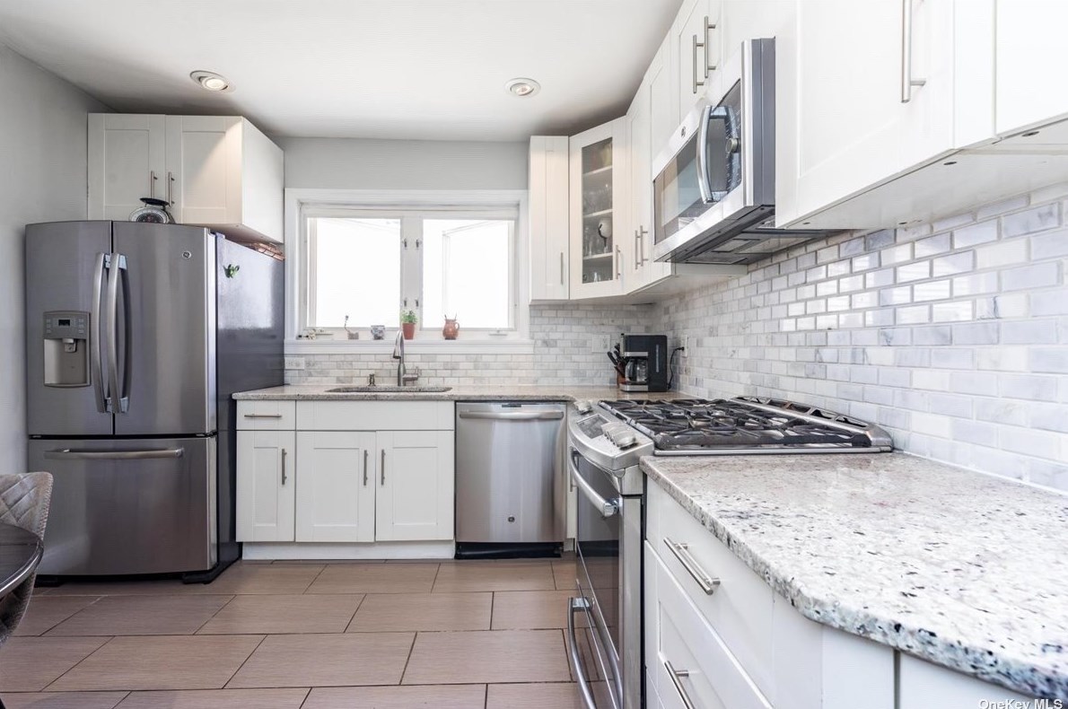 13 Allen St, Lynbrook, NY 11563