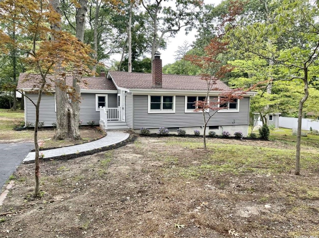 39 Hayward Ave, Mount Sinai, NY 11766
