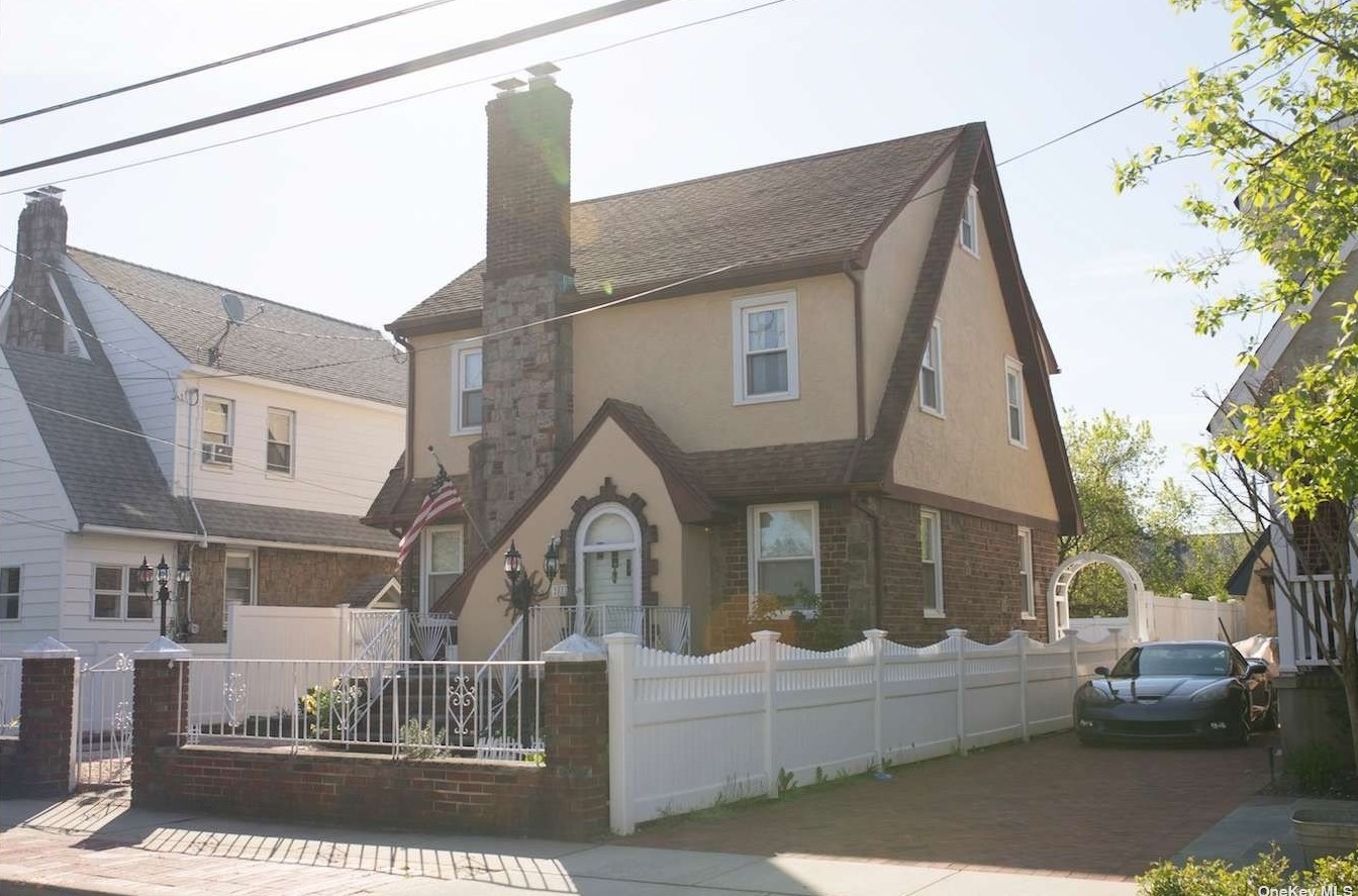 2881 Arnold Ave, Rockville Centre, NY 11572