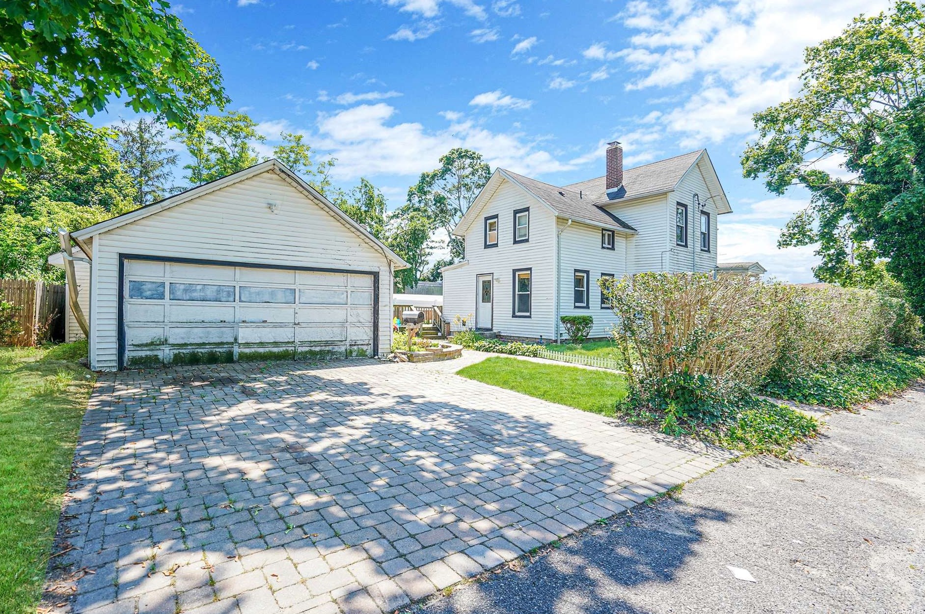 6 Robert St, Canaan Lake, NY 11772