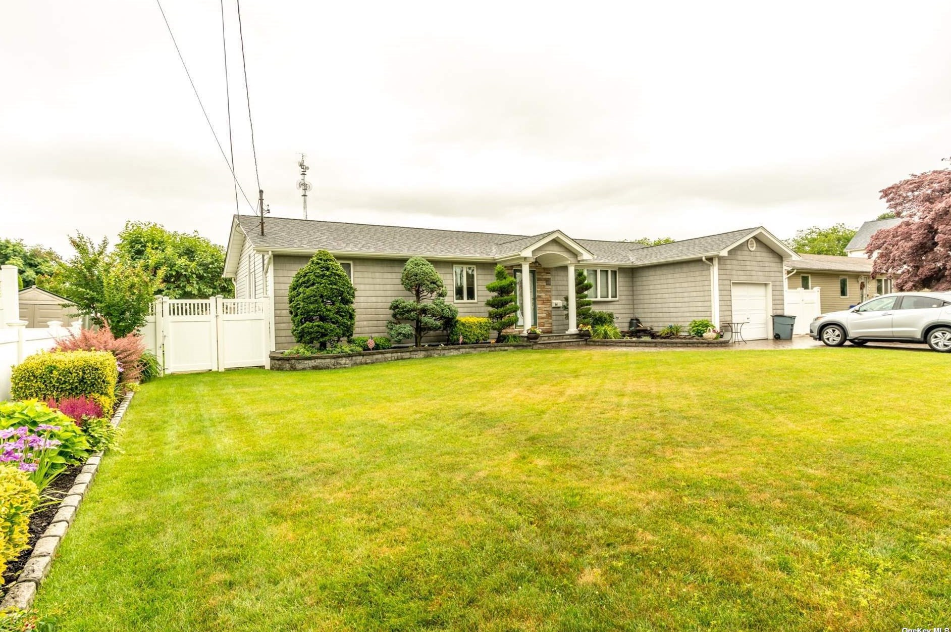 14 Magaw Pl, Babylon, NY 11704