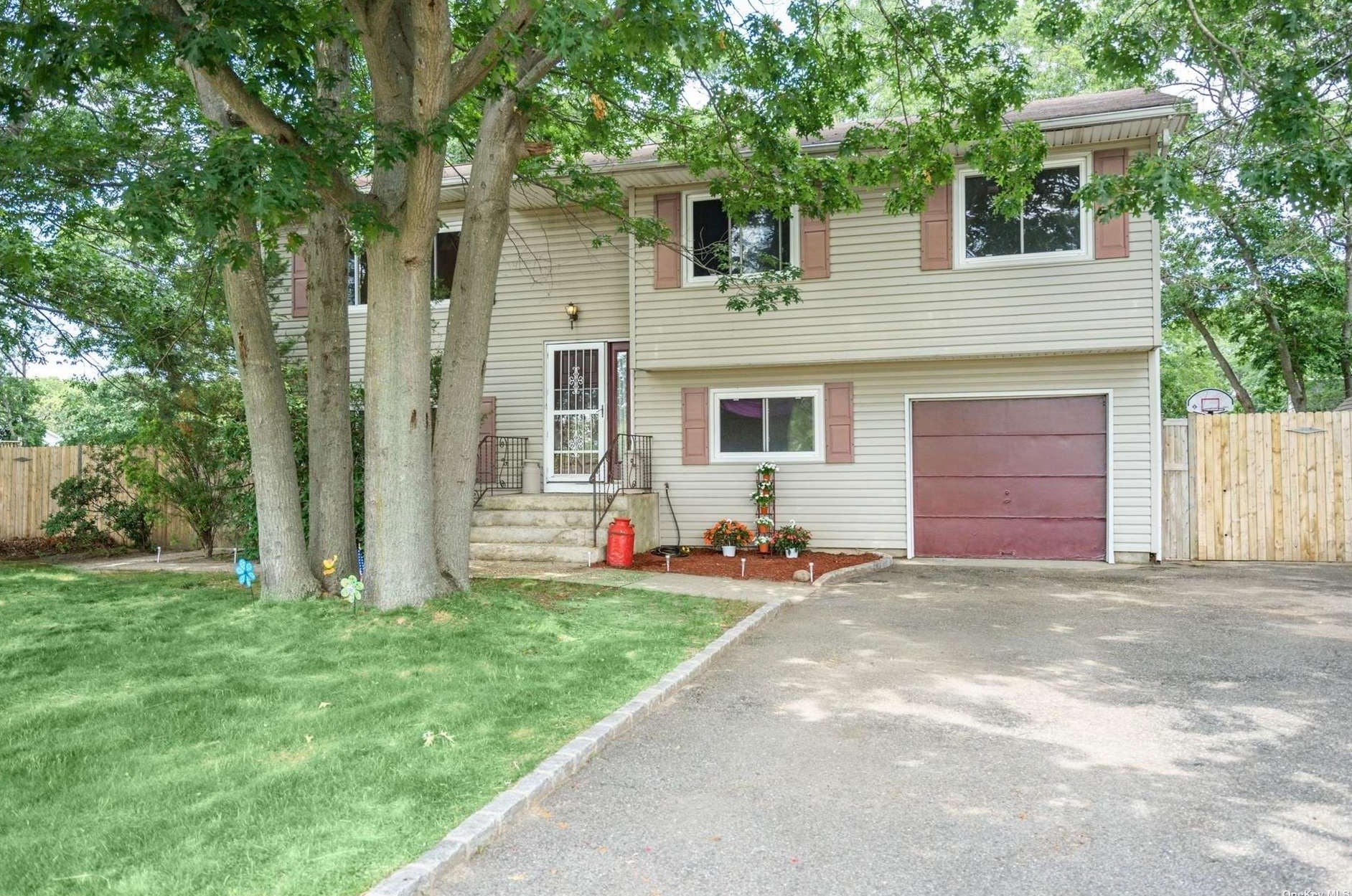 617 Old Town Rd, Prt Jefferson Station, NY 11776-4236