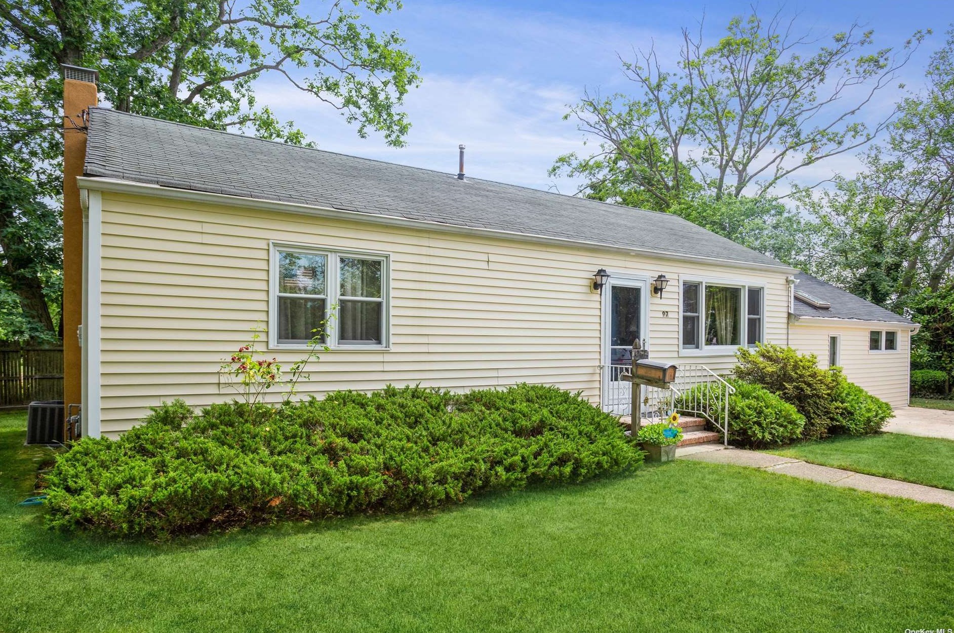 97 E Gates Ave, North Lindenhurst, NY 11757