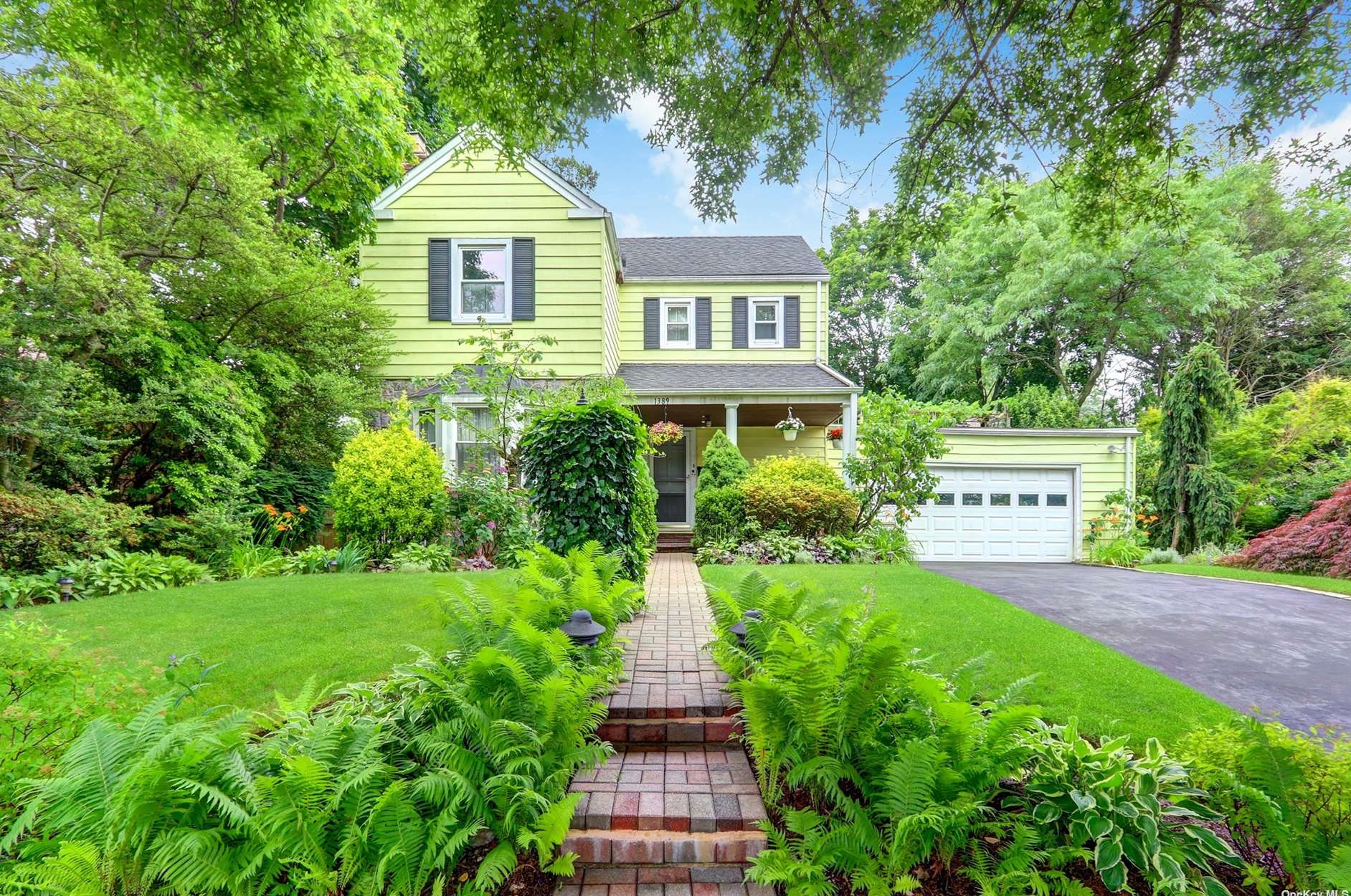 1389 Kew Ave, Hewlett, NY 11557-1304