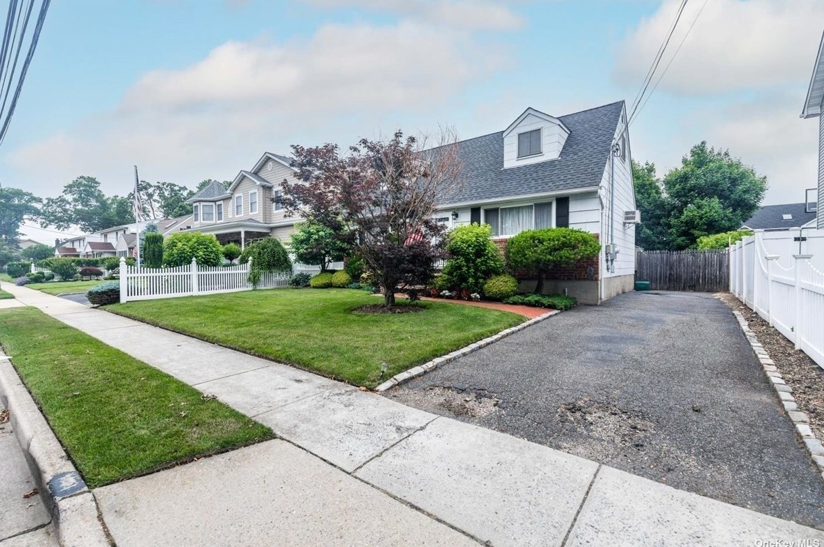 1731 Pettit Ave, North Merrick, NY 11566-2607