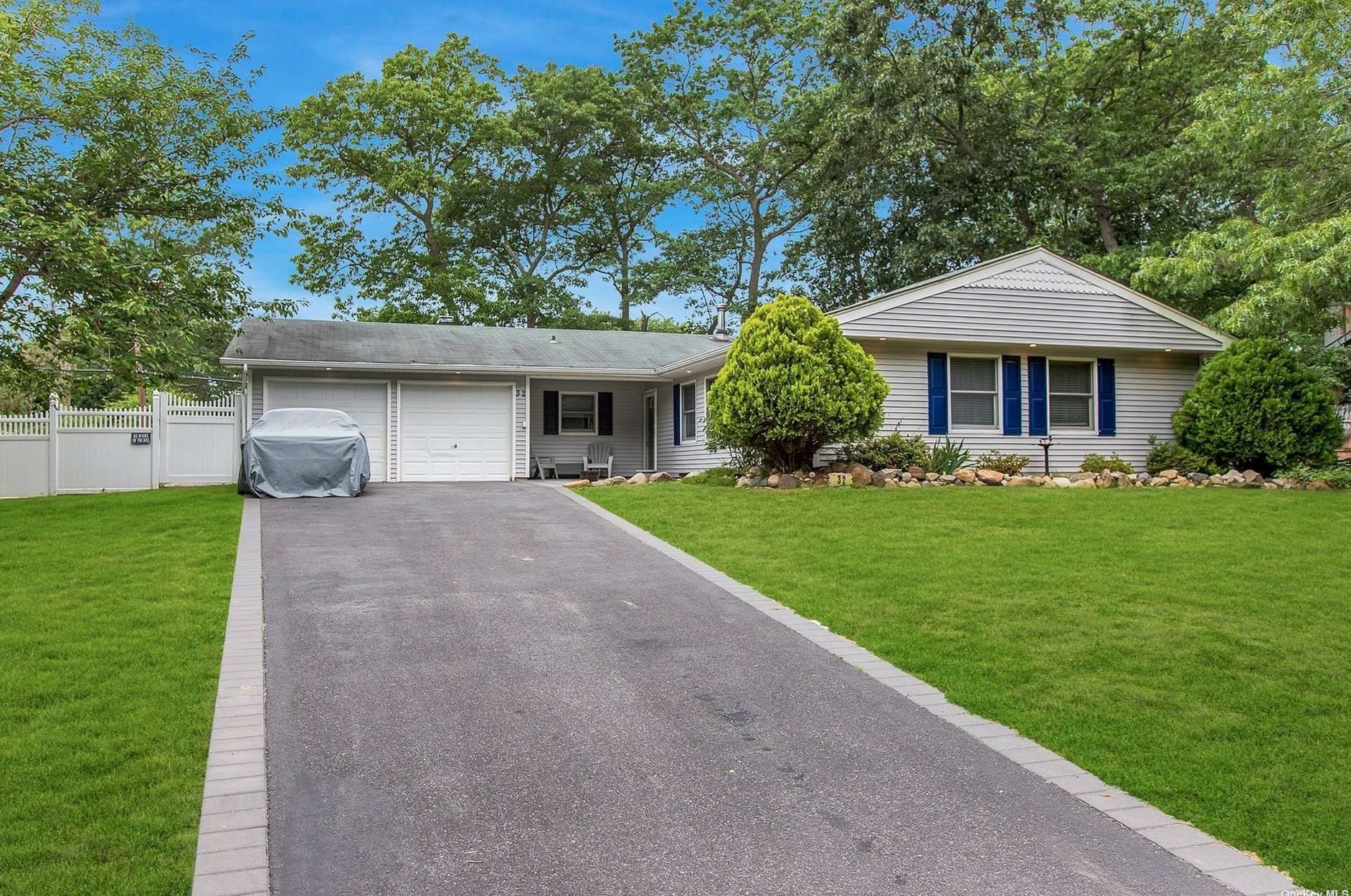 32 Wintergreen Dr, Coram, NY 11727-2225