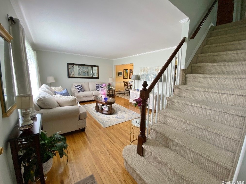 8 Washington Ave E, Muttontown, NY 11545