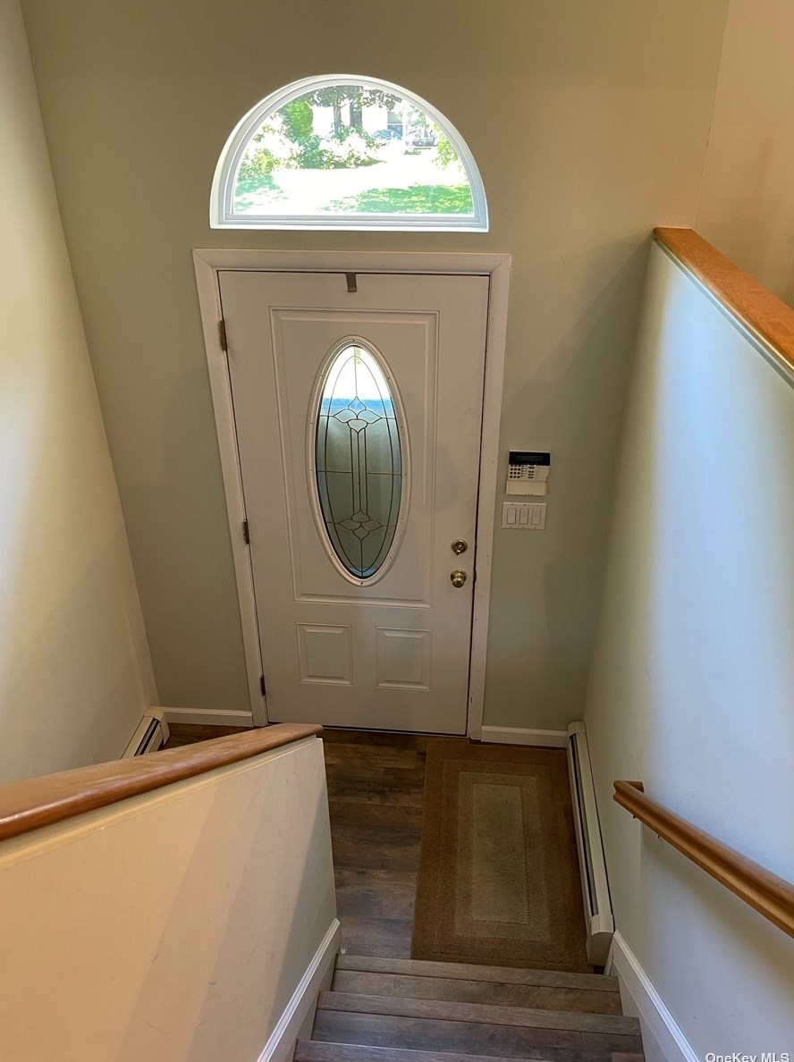 16 Apex Dr, Coram, NY 11727-1465