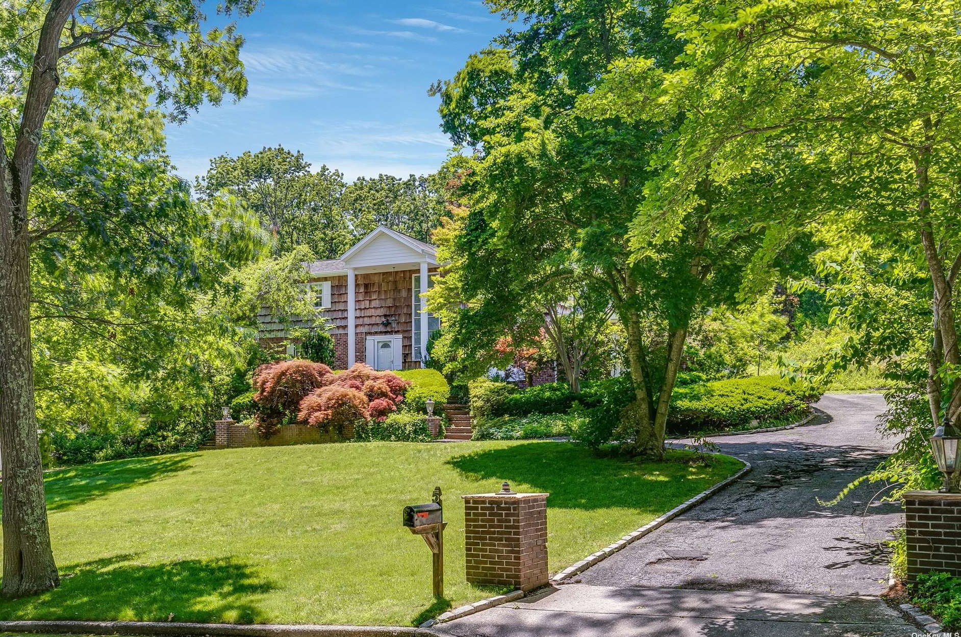 5 Mona Ln, Huntington Station, NY 11746