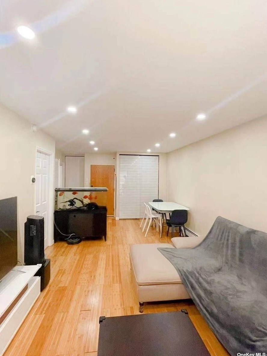 66-21 242nd St #18d, Flushing, NY 11362