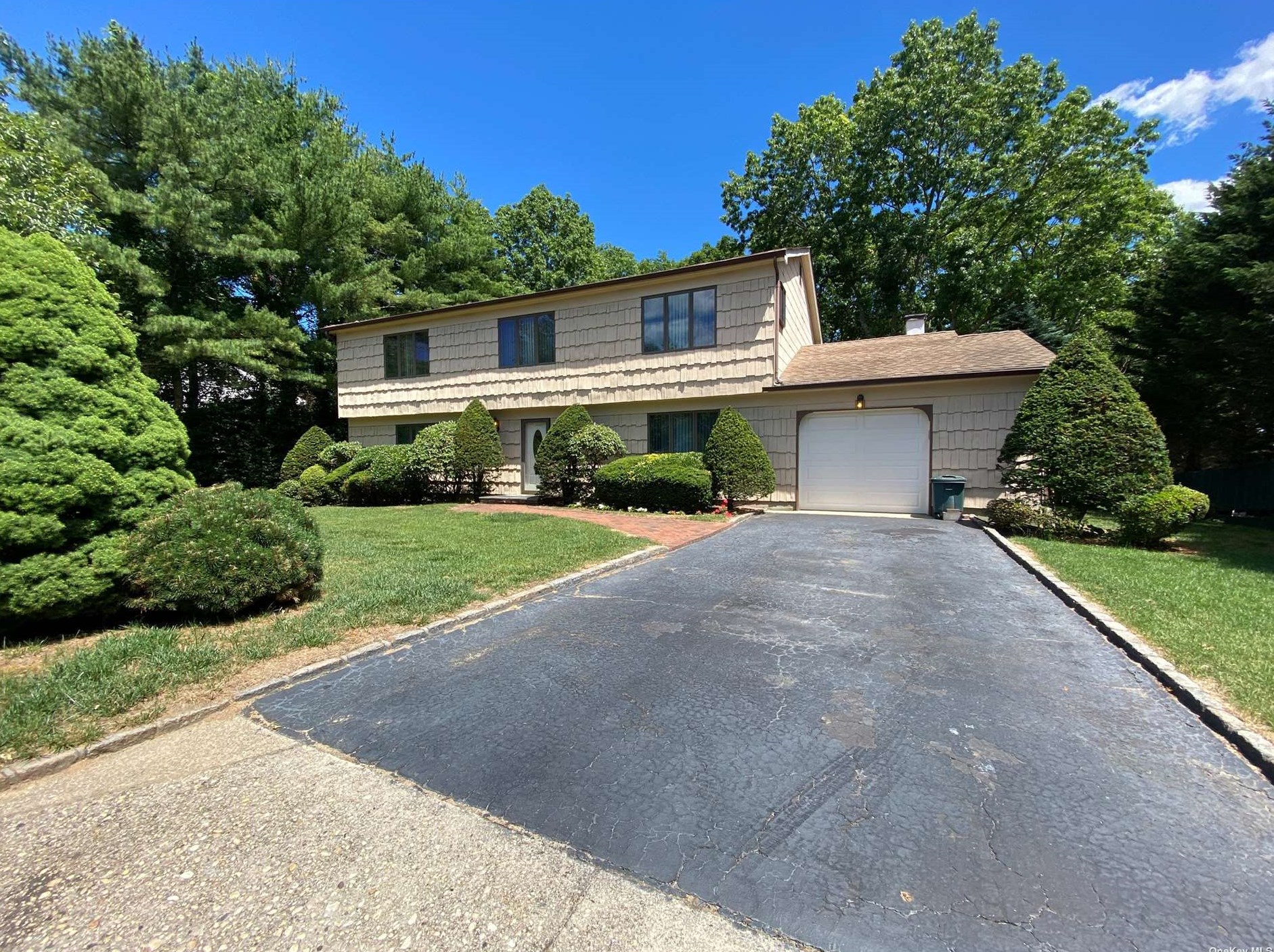 18 Stonehurst Ln, Huntington Station, NY 11746