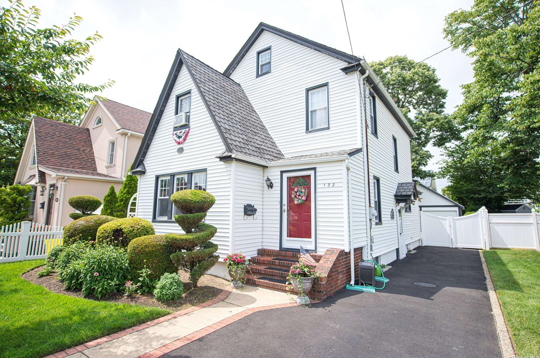 132 5th St, Hicksville, NY 11801-5412