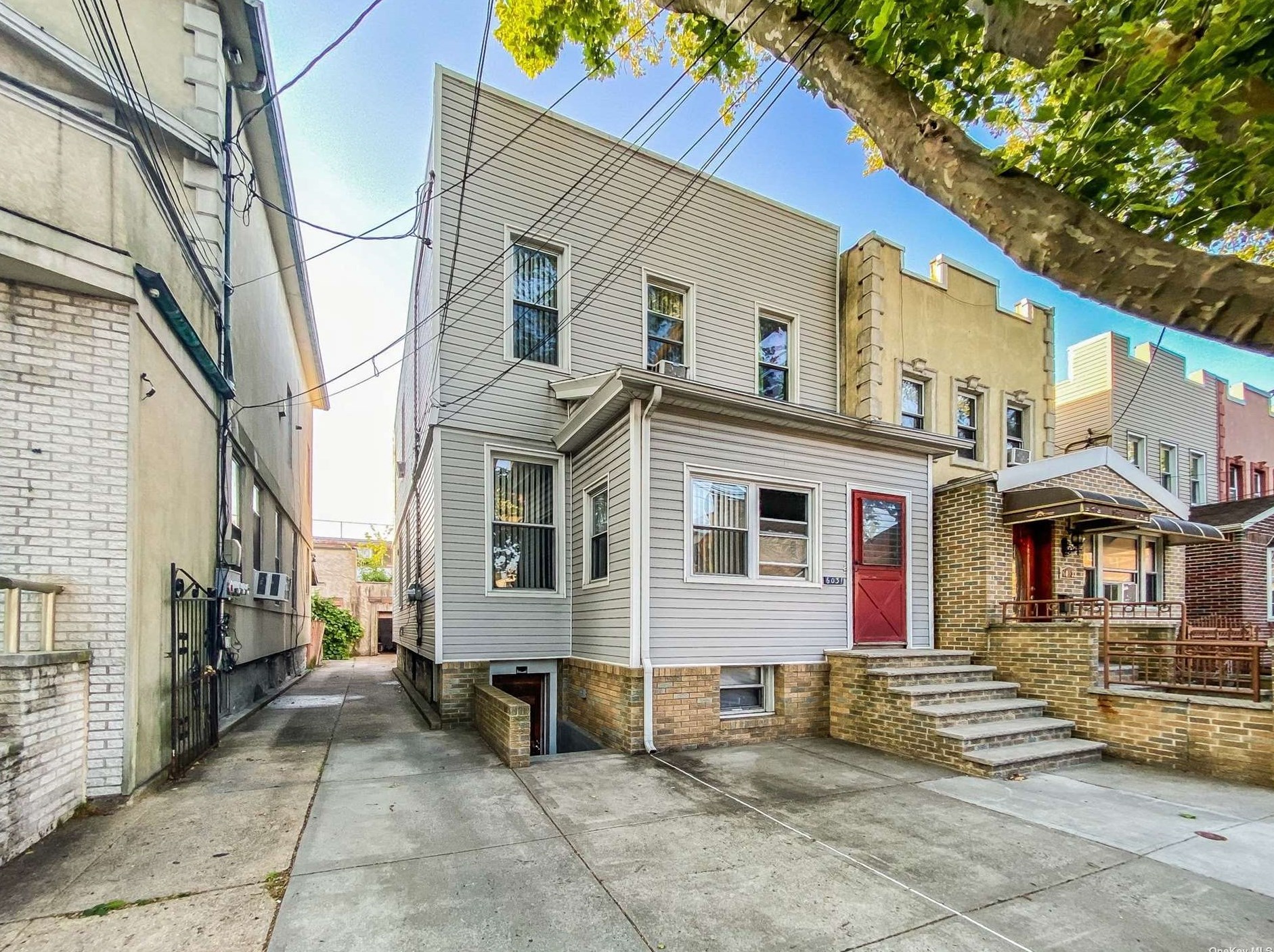 60-31 75th Ave, Flushing, NY 11385-6137