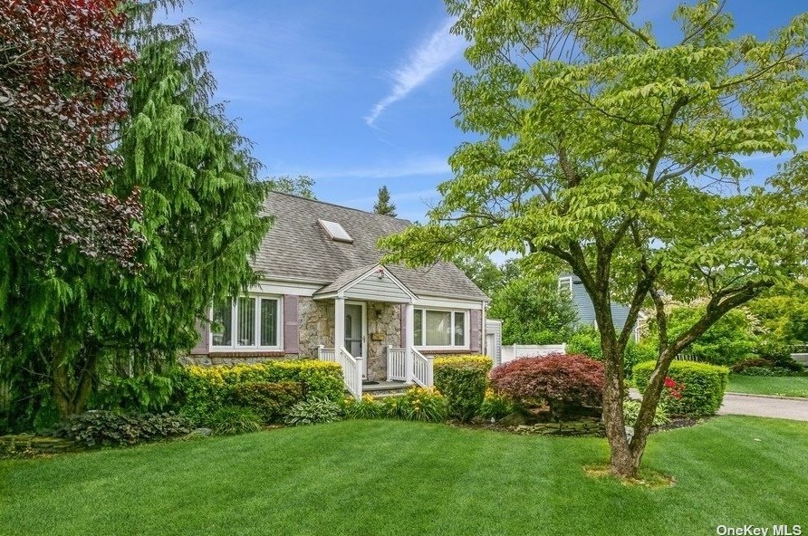 66 May Ave, Westbury, NY 11590