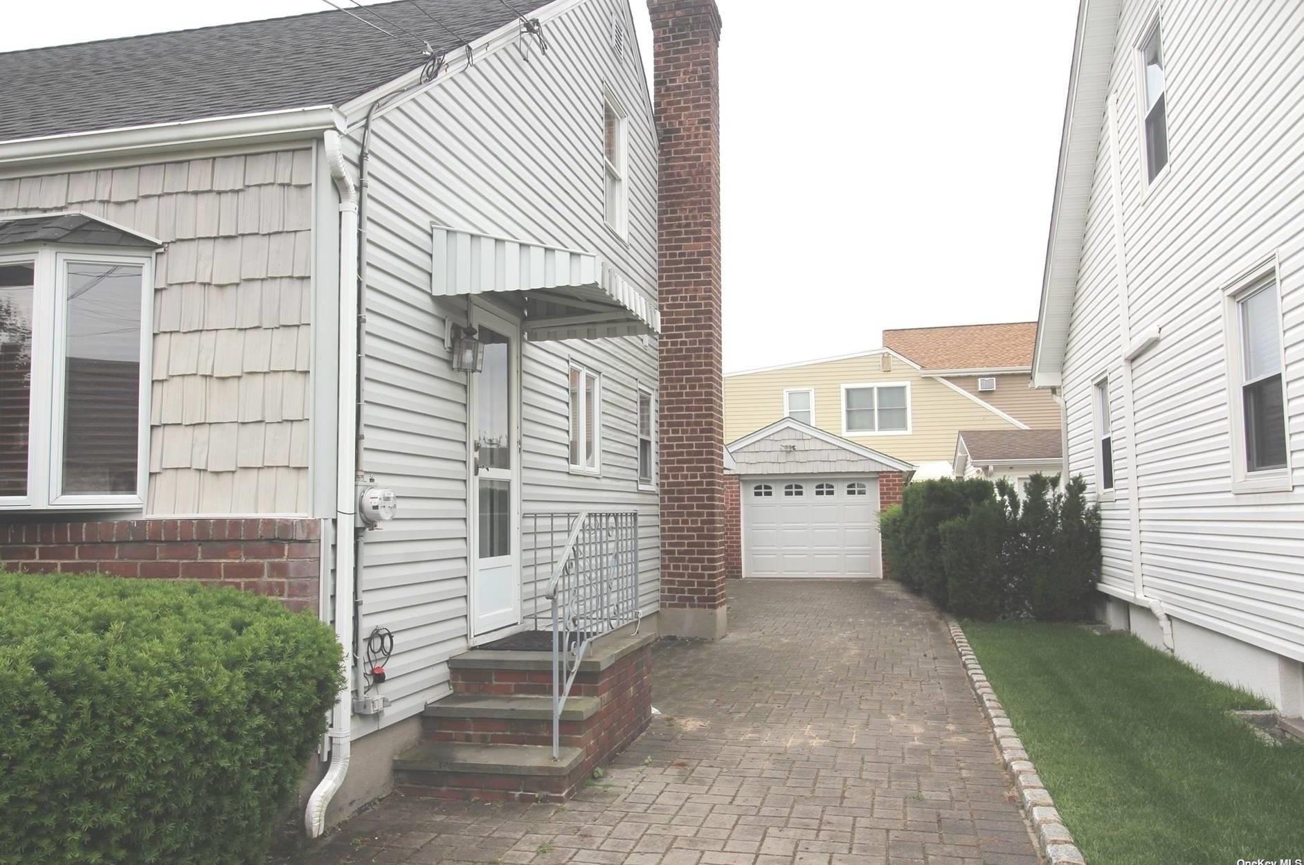 251 Royal Ave, Garden City, NY 11501-3130
