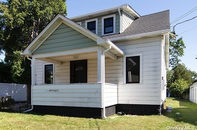 10 W 21st St, Huntington Station, NY 11746