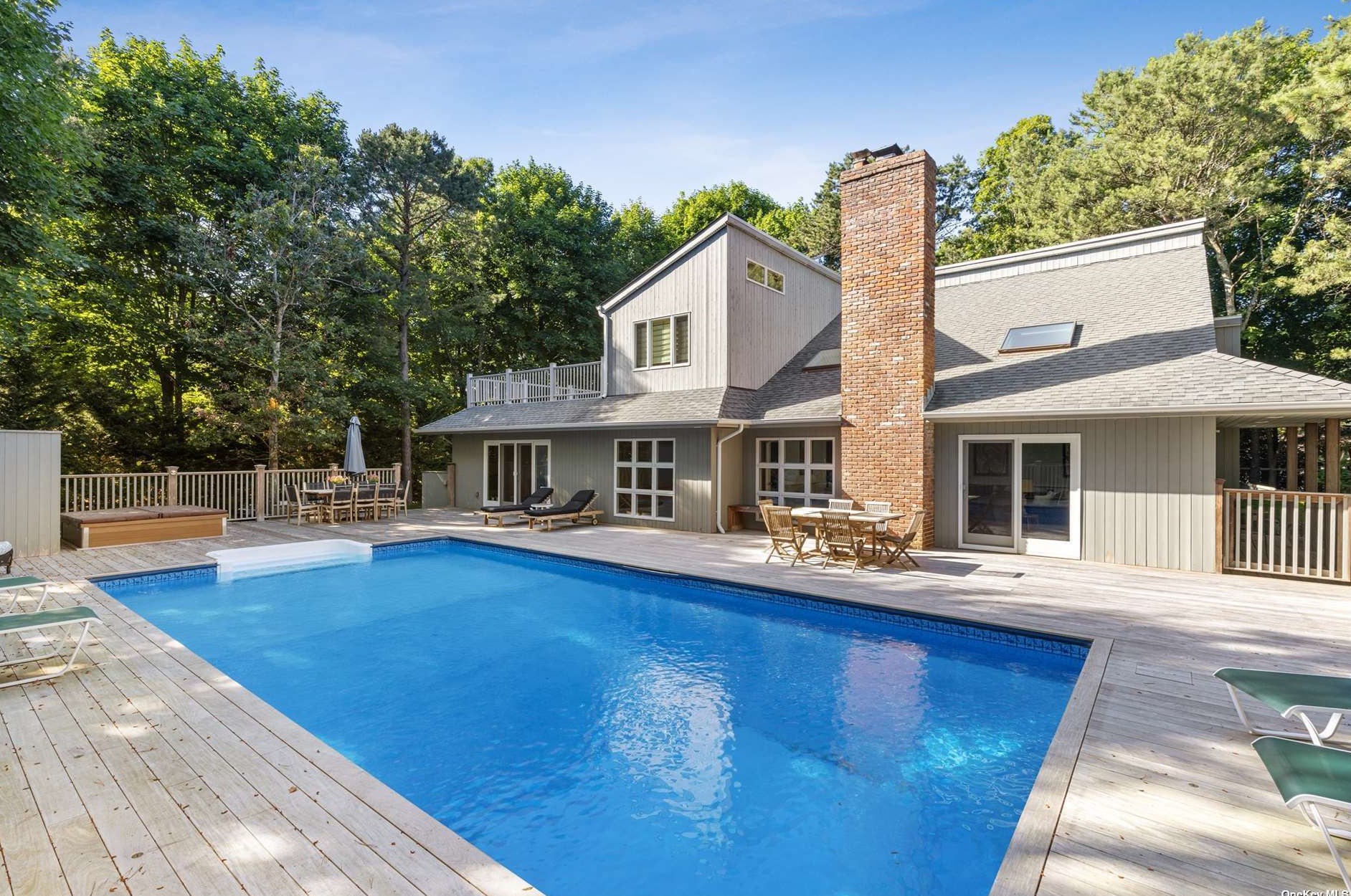 4 Cedarfield Ln, West Hampton, NY 11977-1233