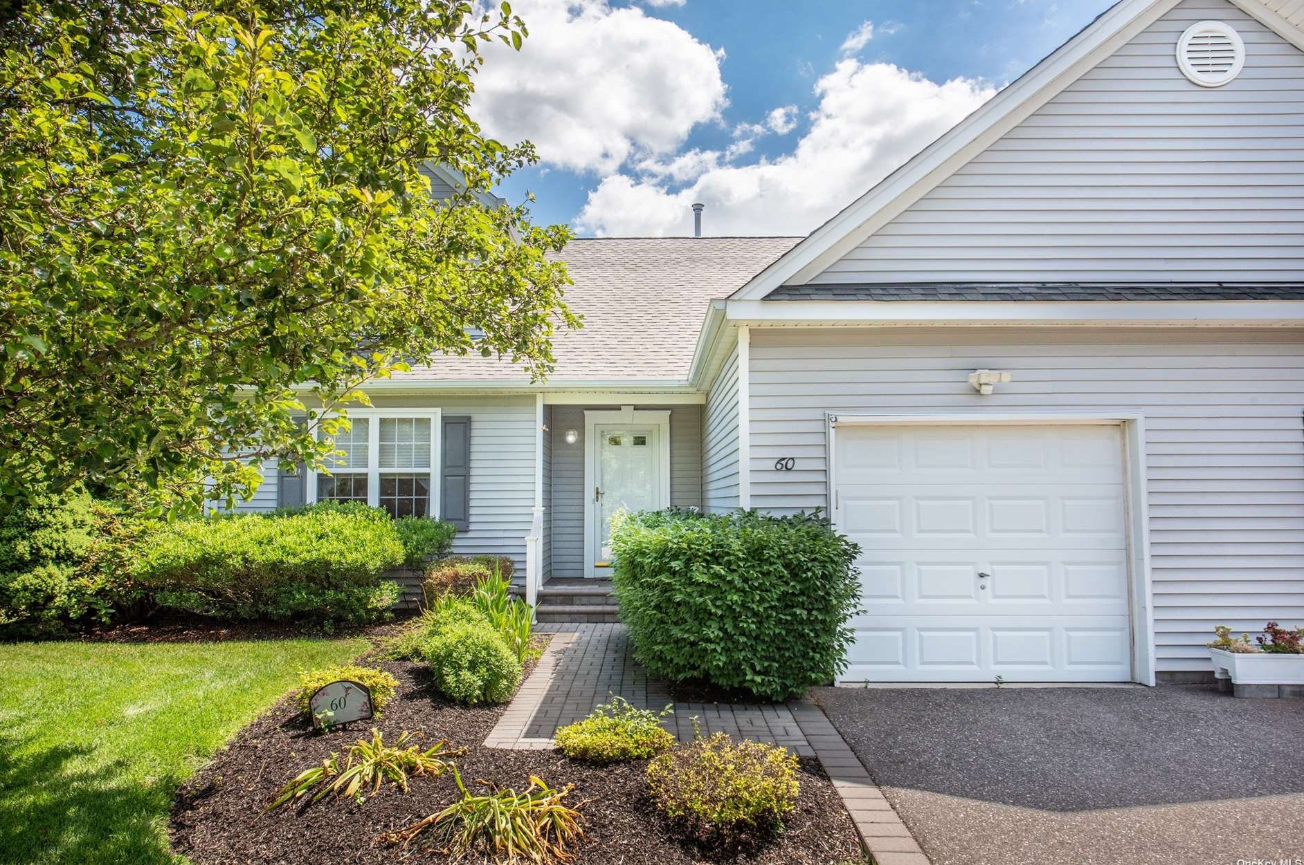 60 Gettysburg Dr, Prt Jefferson Station, NY 11776-8037