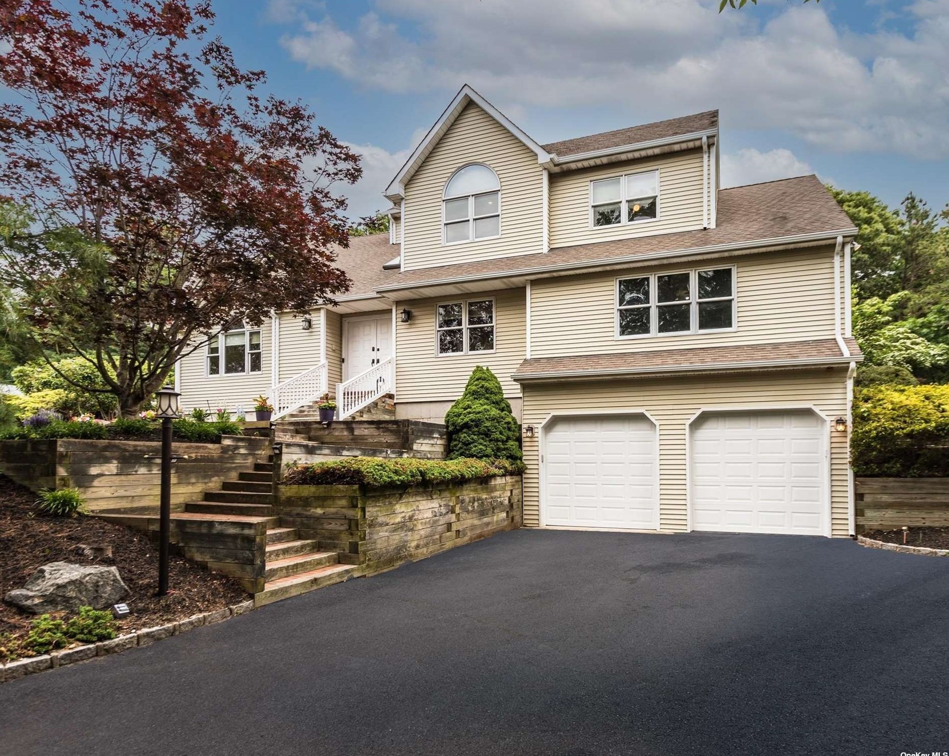 717 Meadow Rd, Smithtown, NY 11787-1620