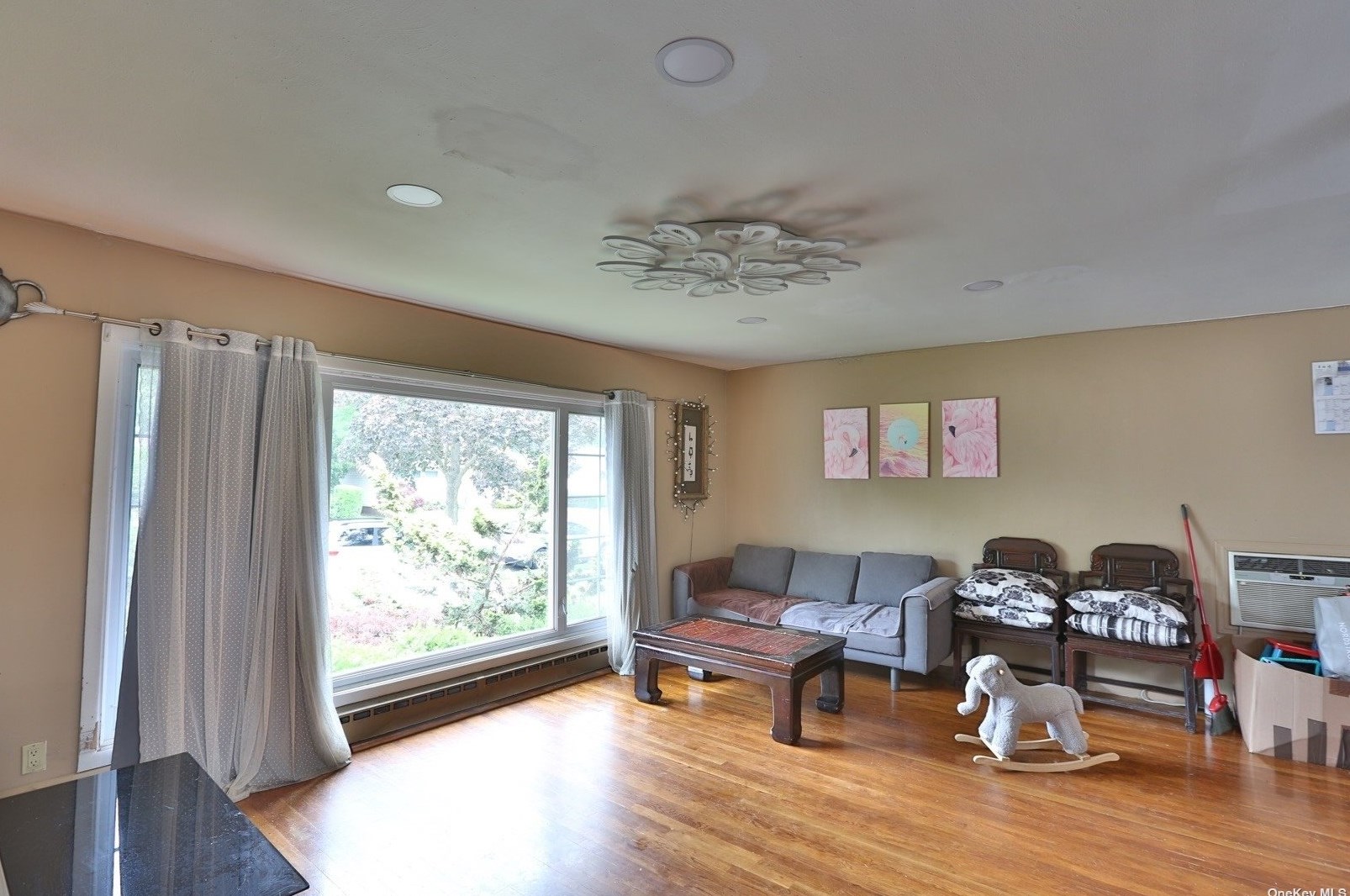 592 Garden Ln, Hempstead, NY 11554-4827