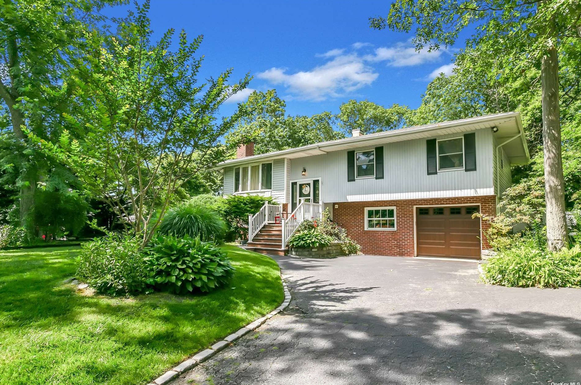 43 Holly Dr, Smithtown, NY 11787-4269
