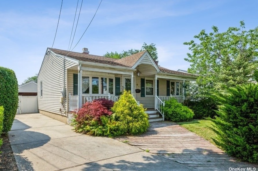 84 5th St, New Hyde Park, NY 11040