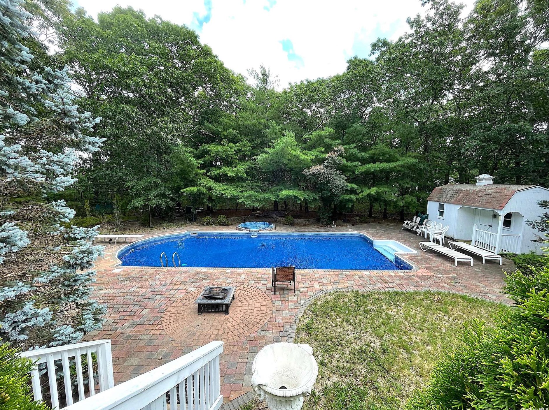 12 Douglas Ct, Hampton Bays, NY 11946