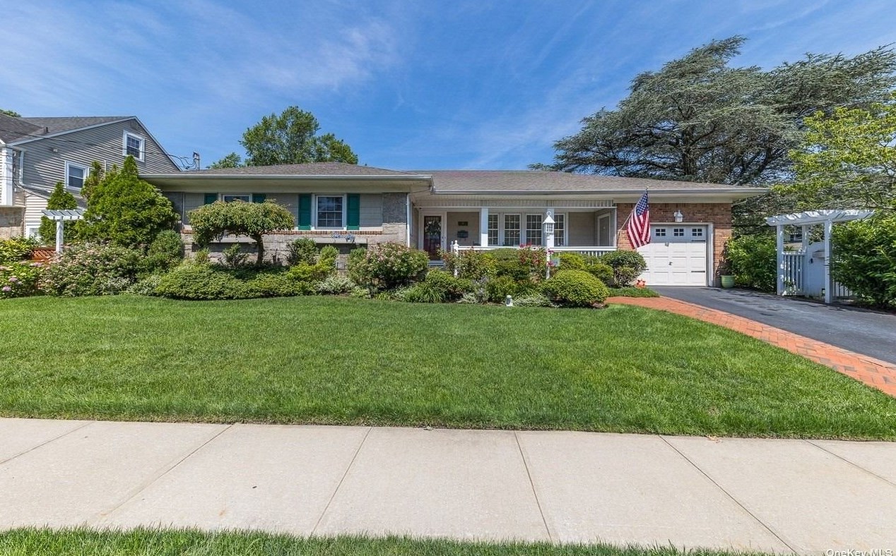 44 Lehigh Ct, Rockville Centre, NY 11570-2016