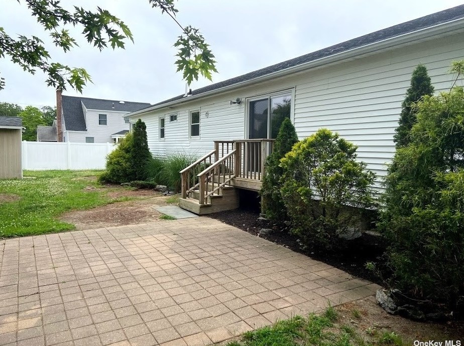 39 7th St, Canaan Lake, NY 11772-2313