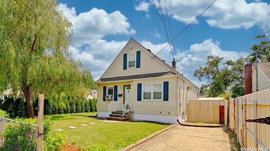 694 Densfield Rd, Babylon, NY 11704