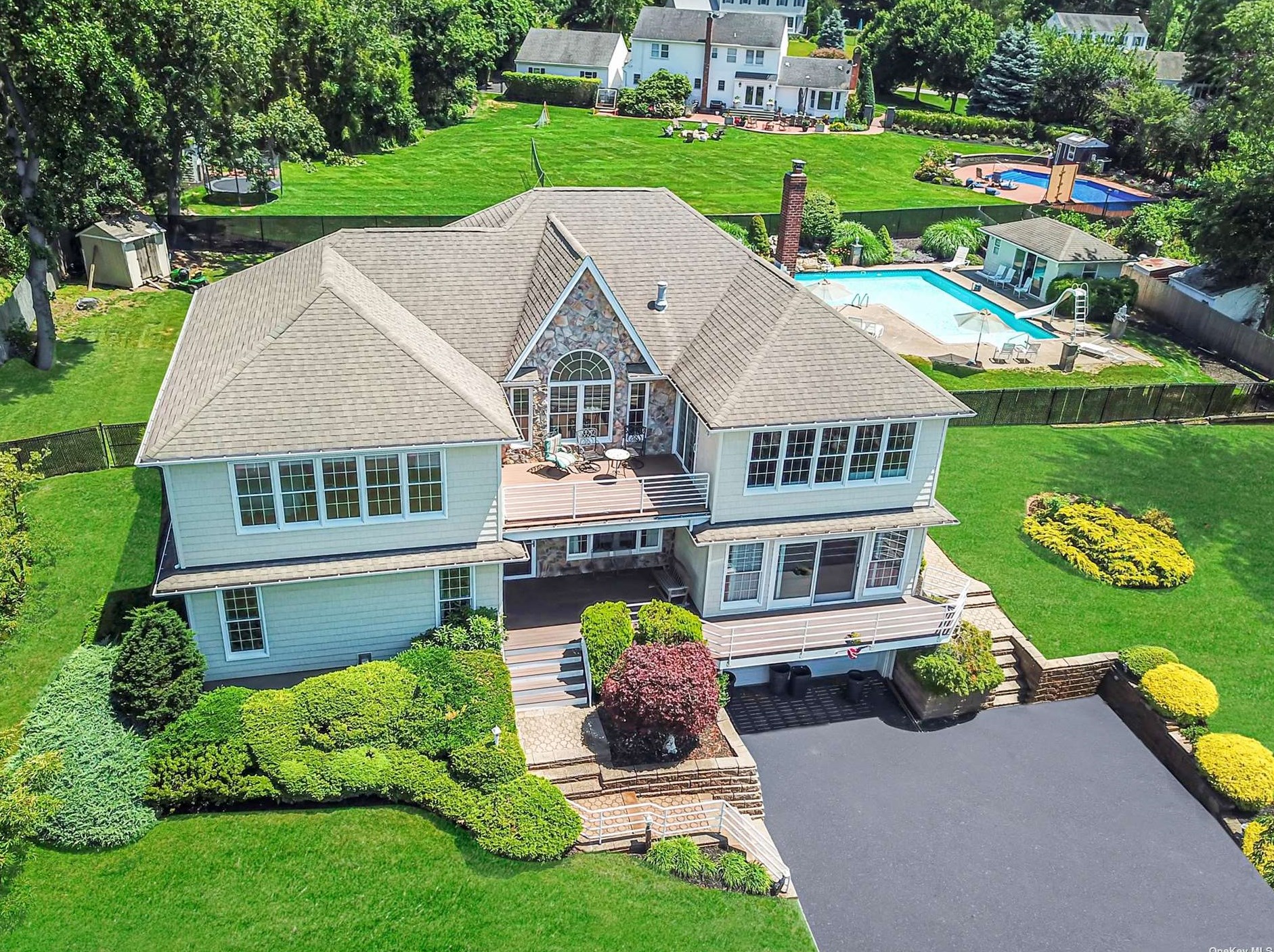 24 Waters Edge Ln, Mount Sinai, NY 11766
