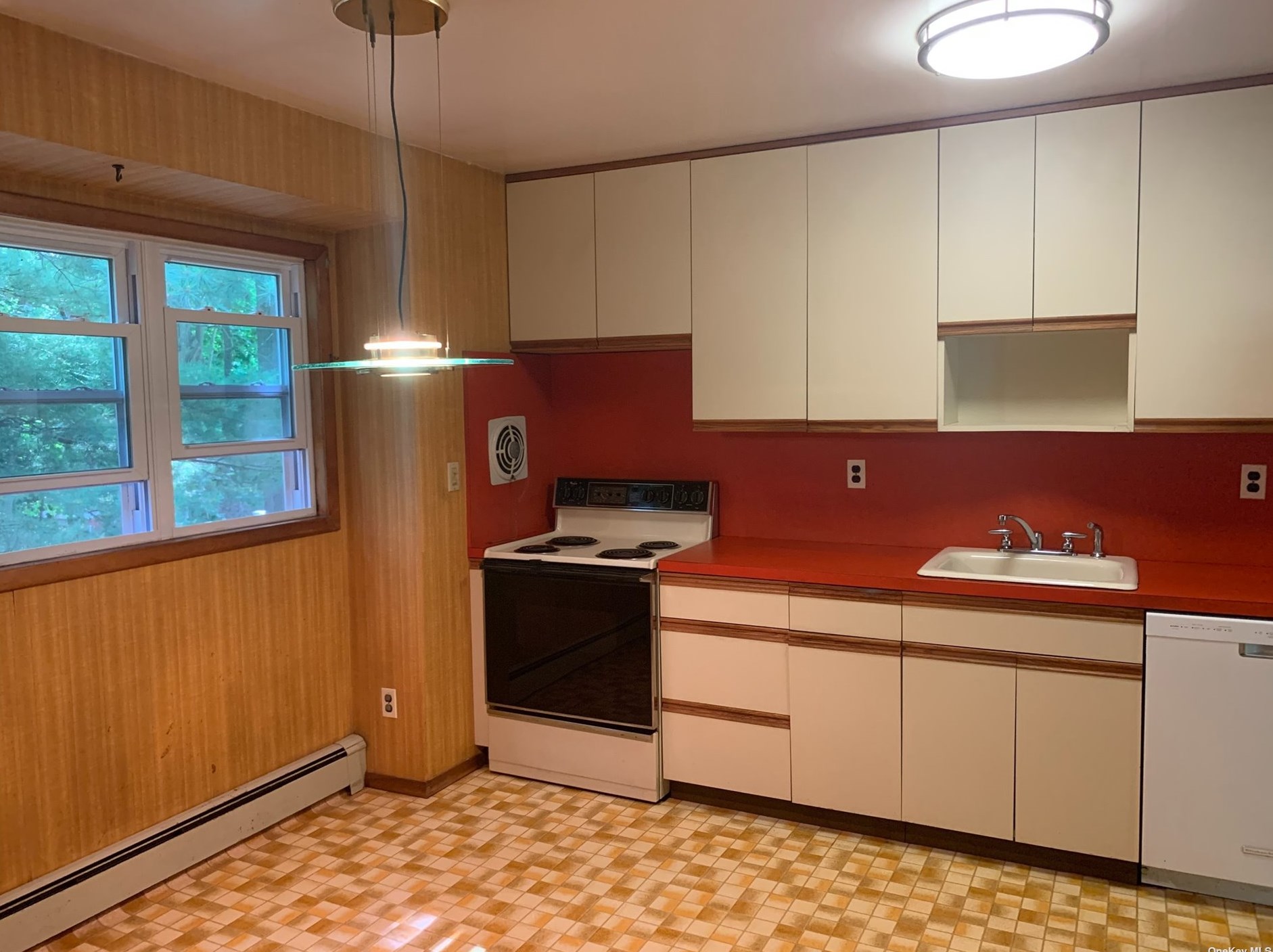 326 Howell Ave, Northampton, NY 11901-2518
