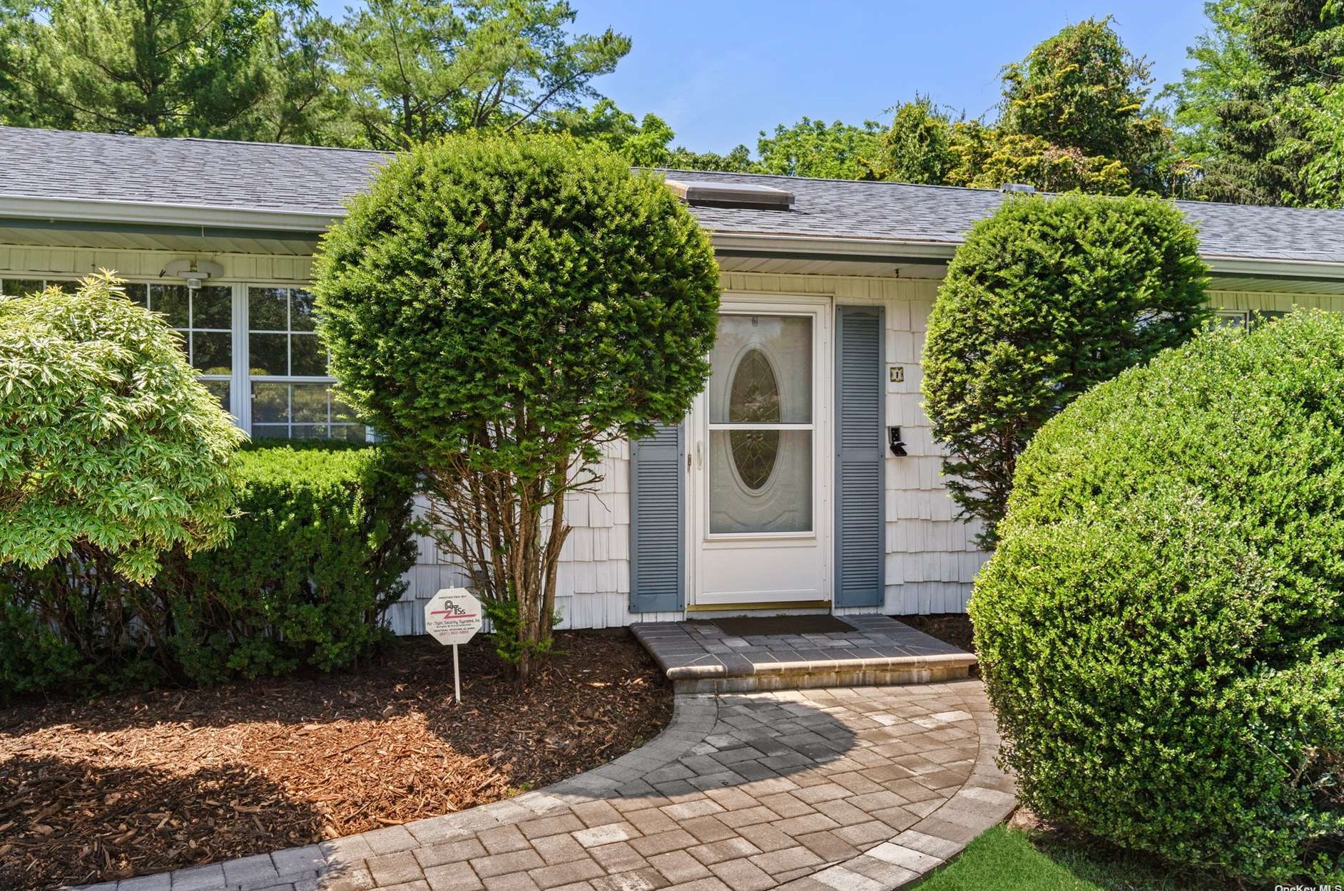 1 Plaza Ct, Smithtown, NY 11787-3733