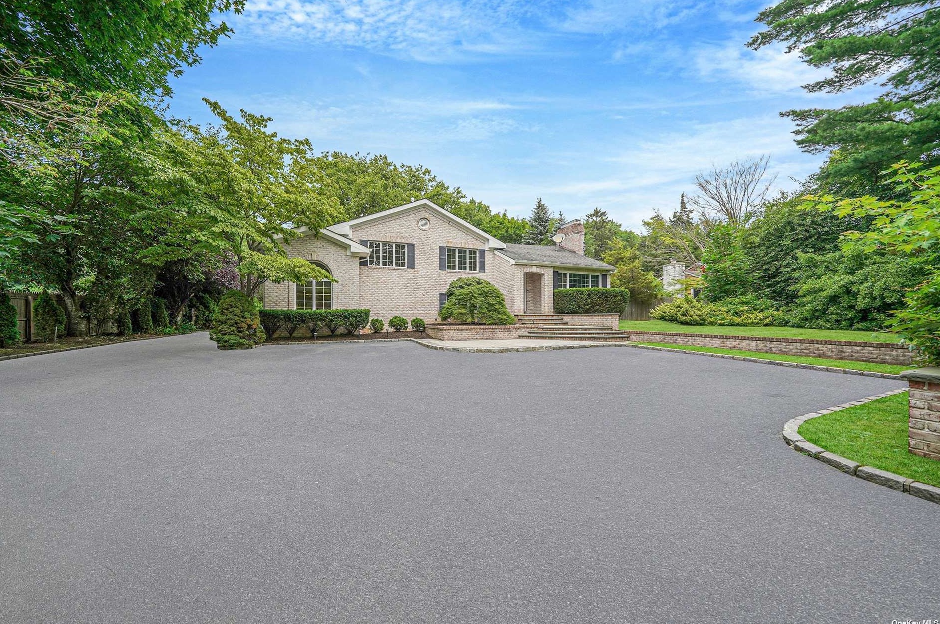53 E Rogues Path, Huntington Station, NY 11746