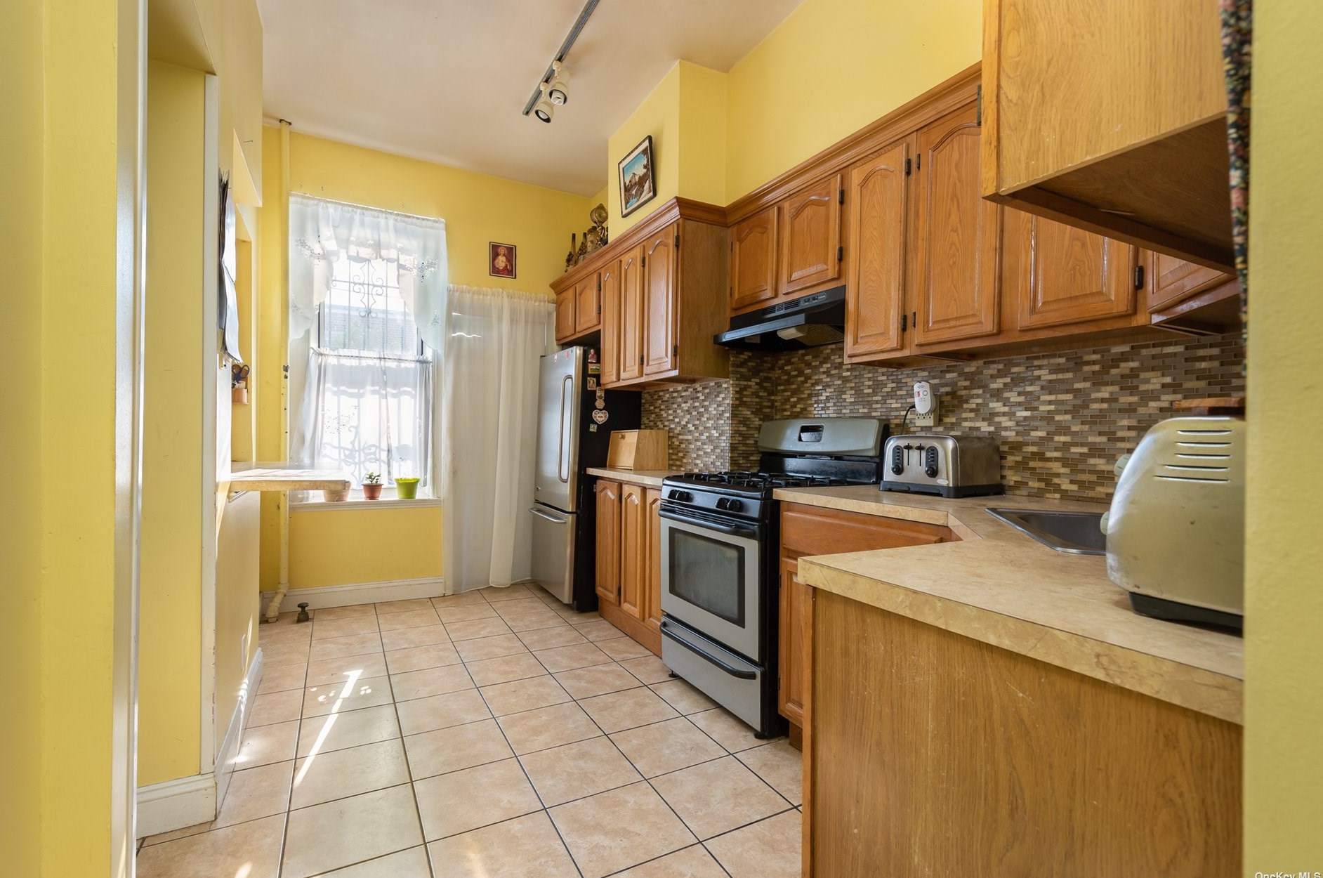 74-20 64th Pl, Flushing, NY 11385-4634