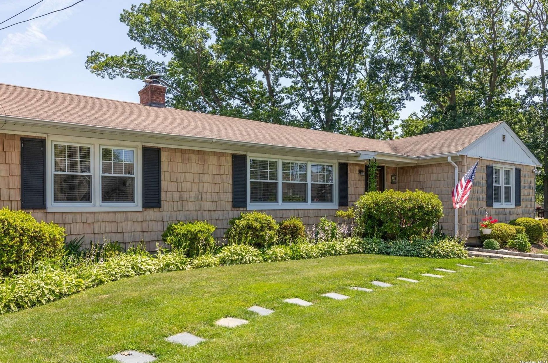 264 Lafayette St, Copiague, NY 11726