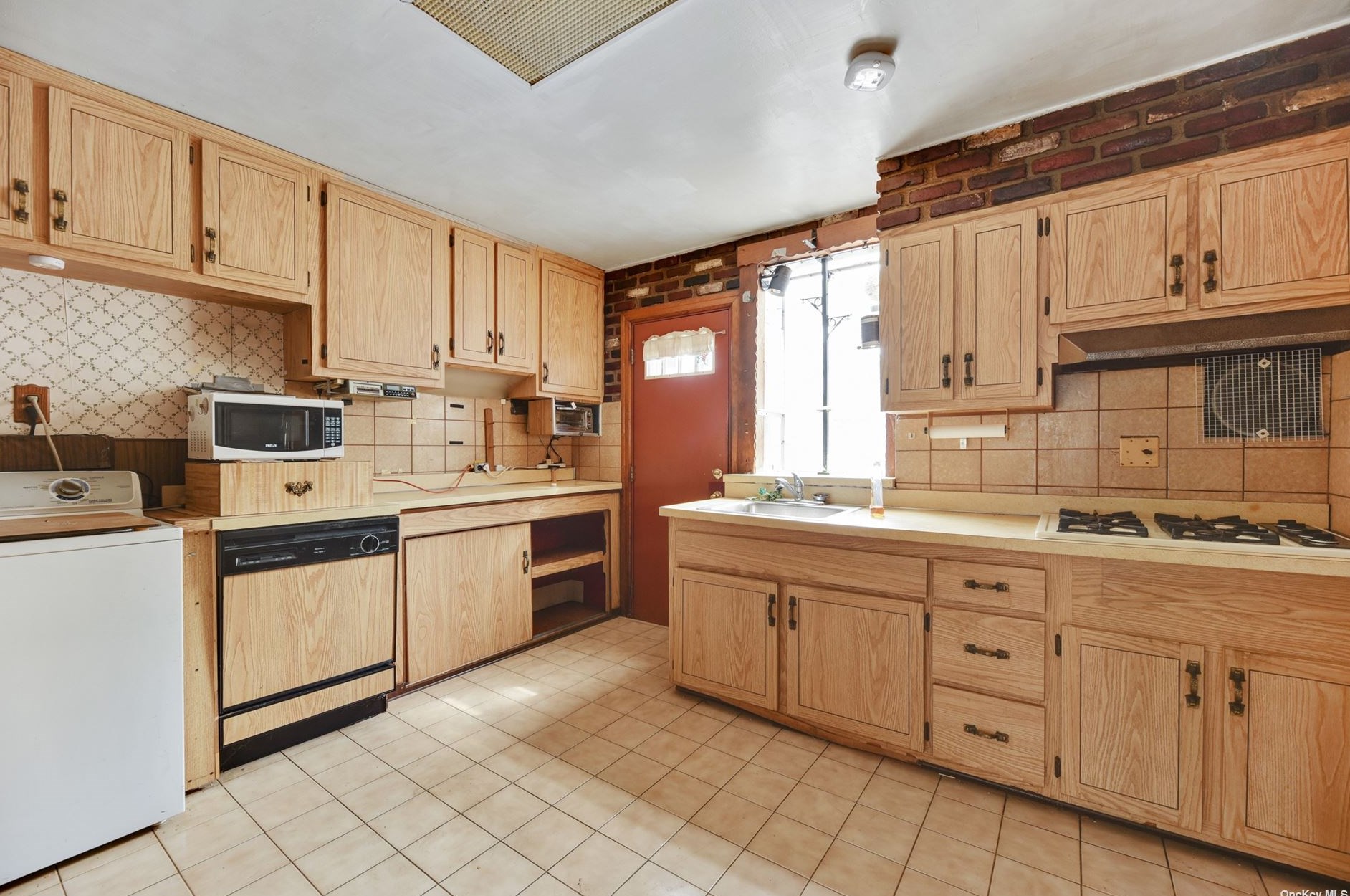 33-15 204th St, Flushing, NY 11361-1343