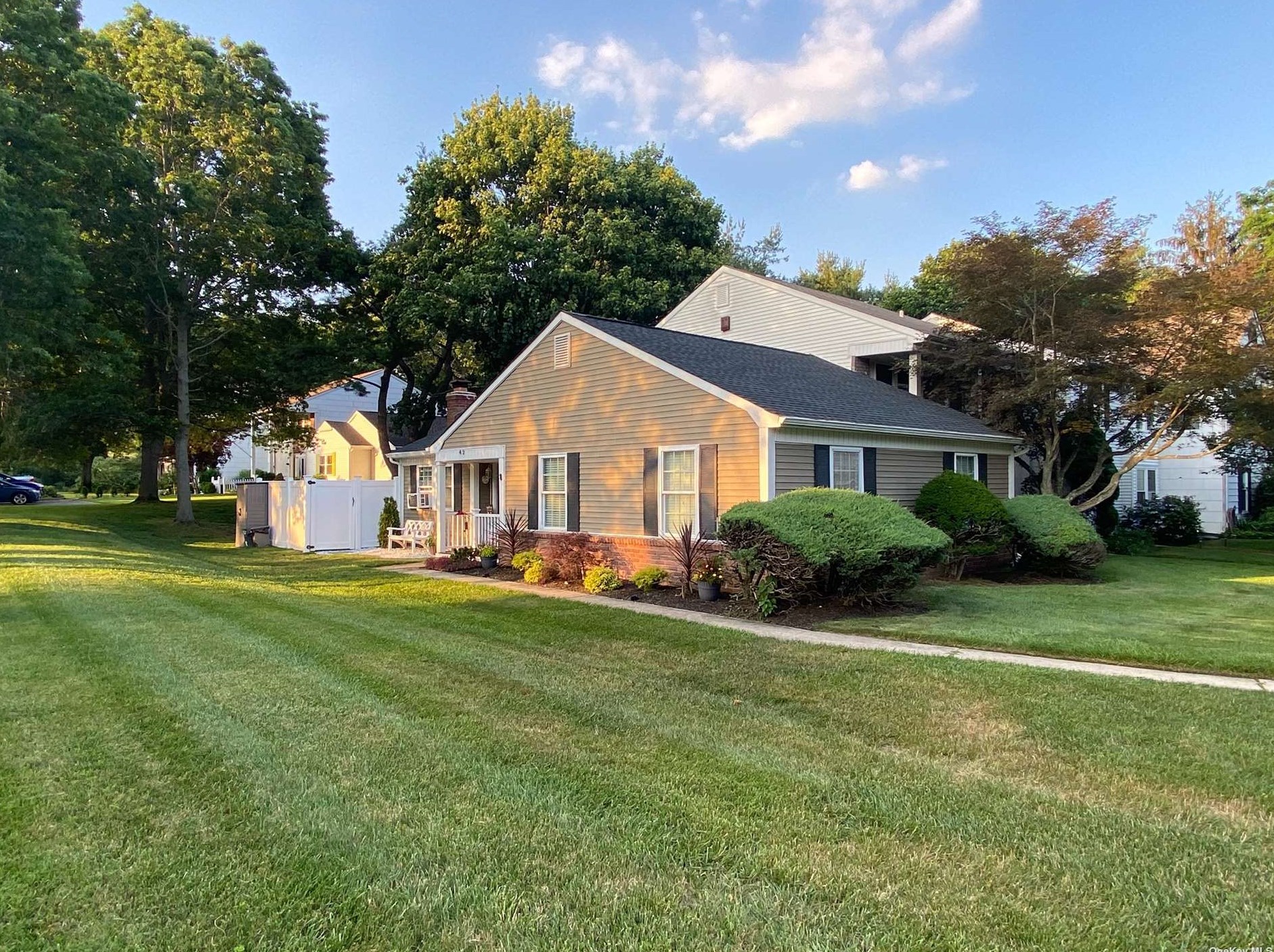 42 Federal Ln, Coram, NY 11727-1618