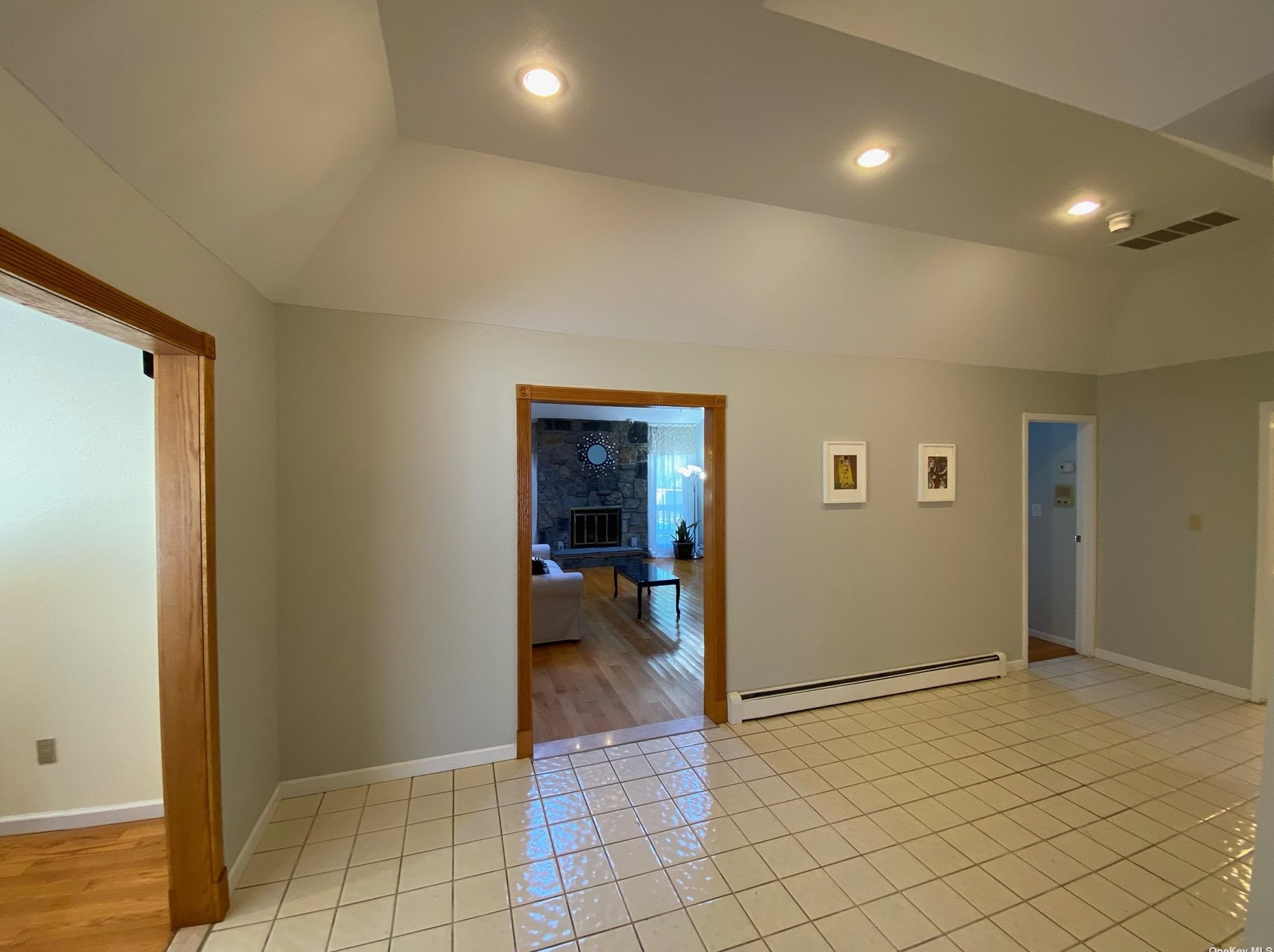 19 Canterbury Ct, Oakdale, NY 11769