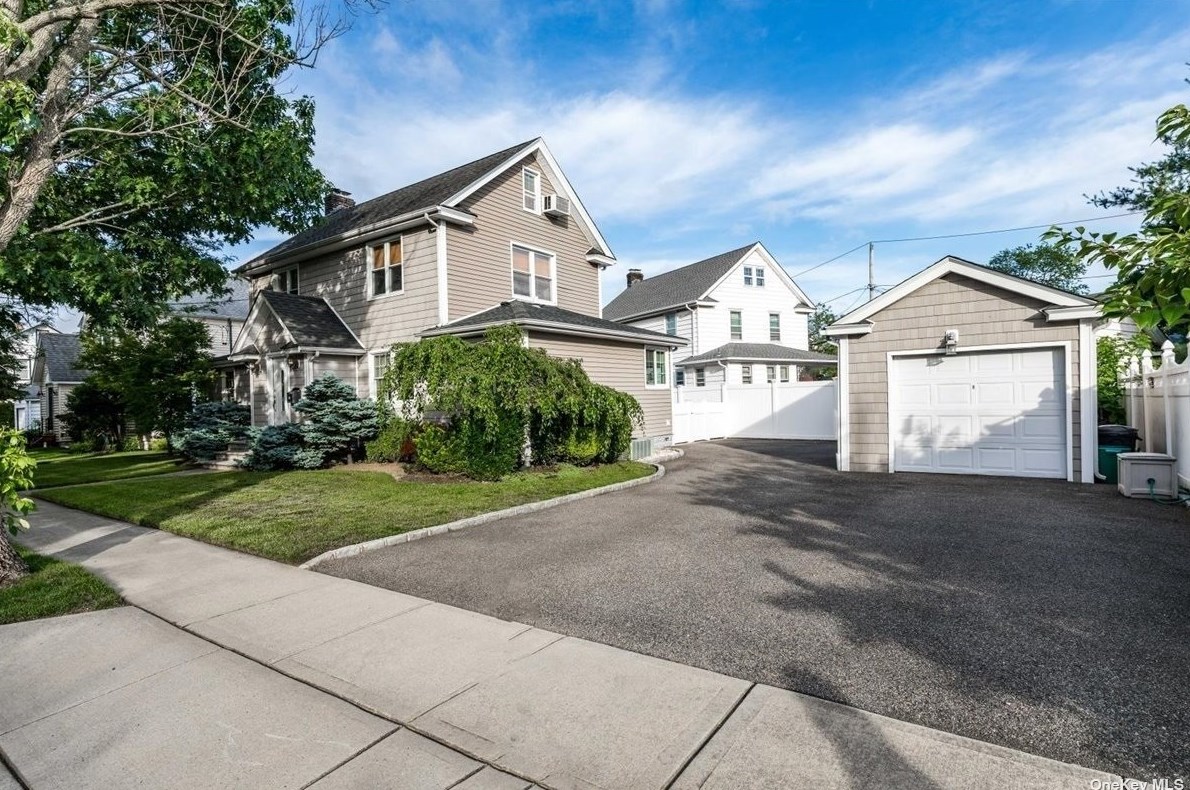 60 Monroe St, Lynbrook, NY 11563