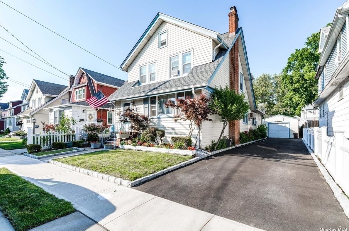 6 Everett St, Lynbrook, NY 11563-3231