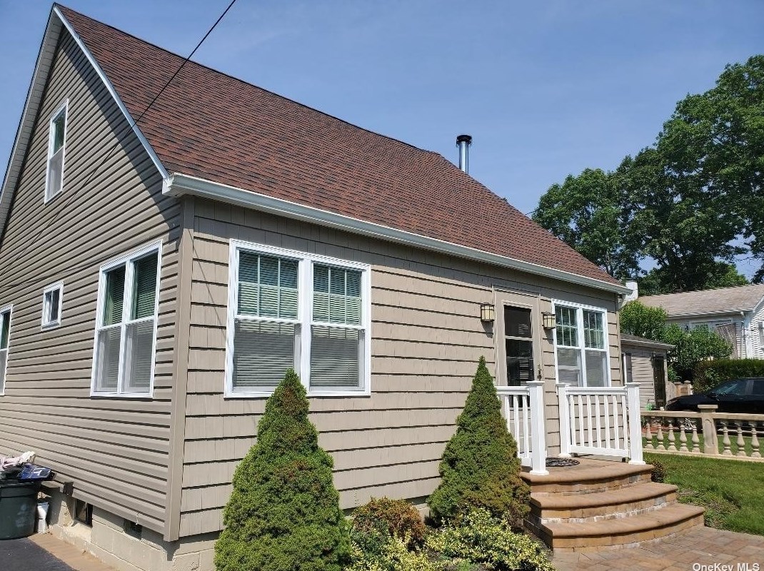 313 Revilo Ave, Smith Point, NY 11967-1634