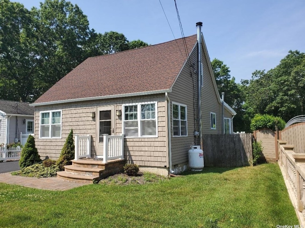 313 Revilo Ave, Smith Point NY 11967-1612 exterior