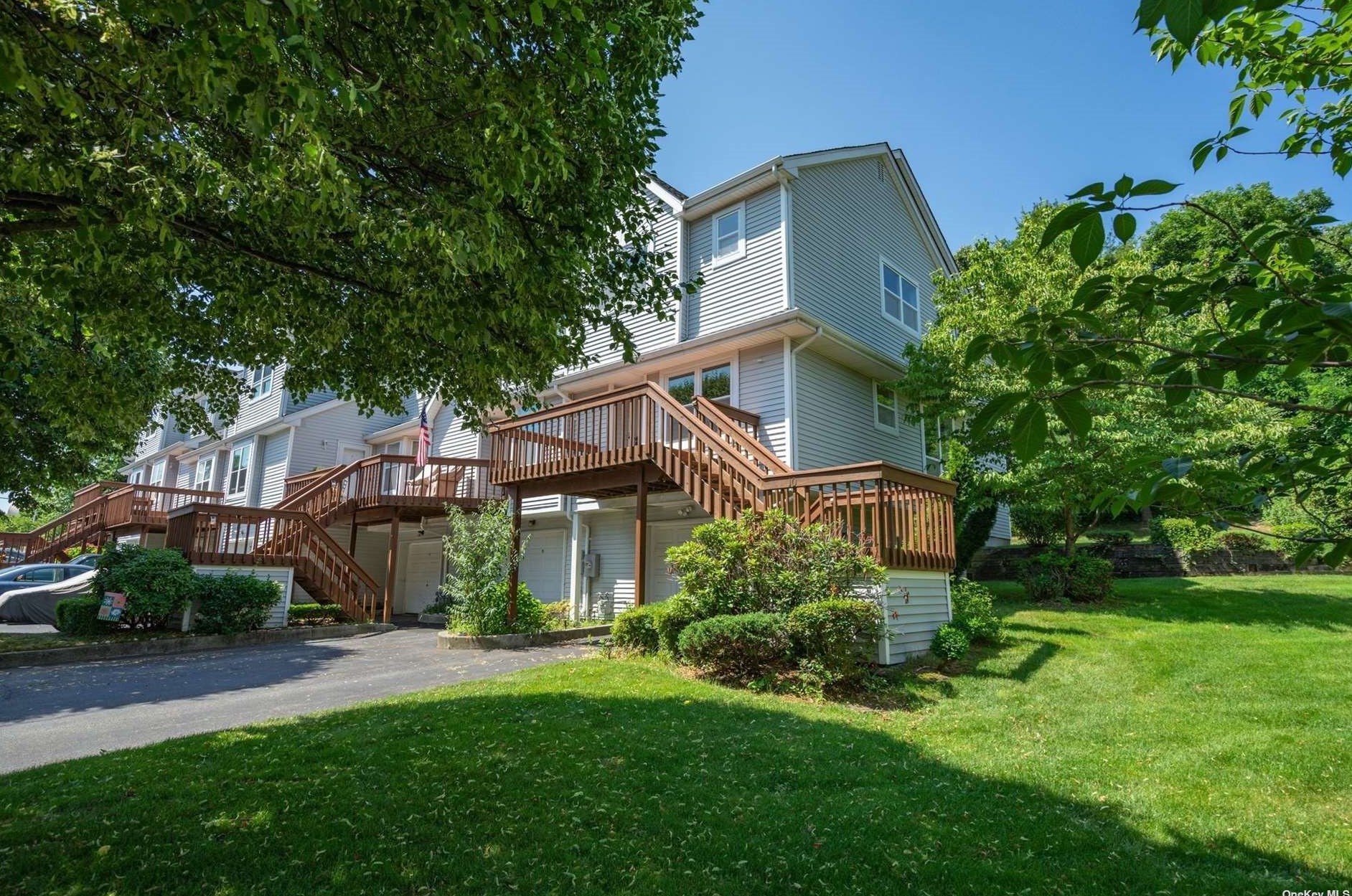 10 Leeward Ln, Prt Jefferson Station, NY 11777-2300