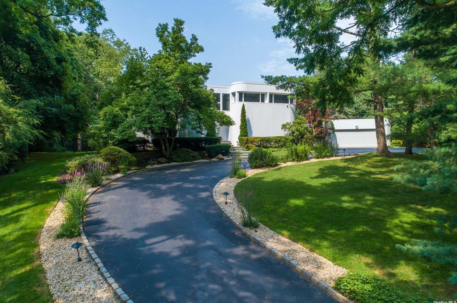 5 Coves Run, Syosset, NY 11791-1008
