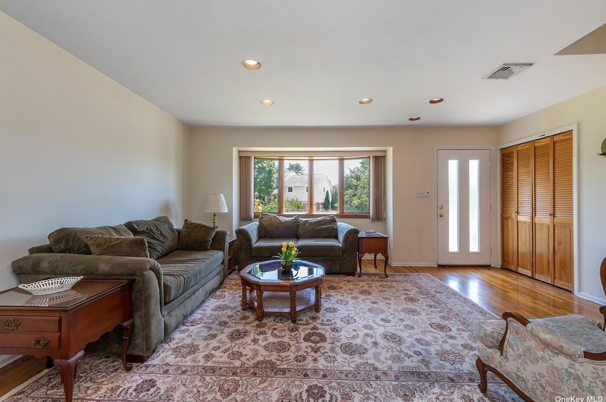 12 Holly Dr, Syosset, NY 11791-5718